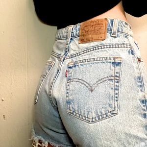 *VINTAGE LEVI’S SHORTS* Vintage Levi’s 550 shorts - size 8 petite - Washed Blue